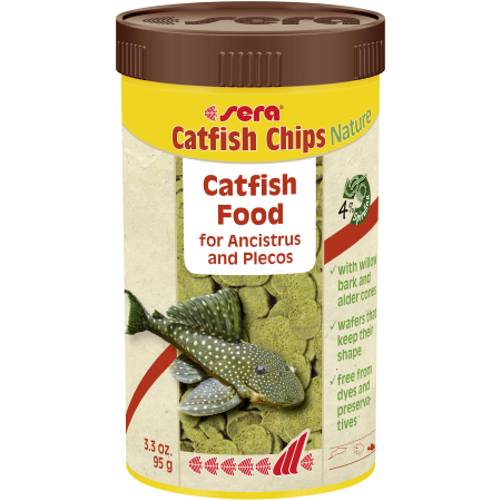 Aquapet Sera Catfish Chips Nature 250ml can featuring a pleco fish and a bowl of fiber-rich, spirulina-enriched wafers designed for bottom-feeding fish